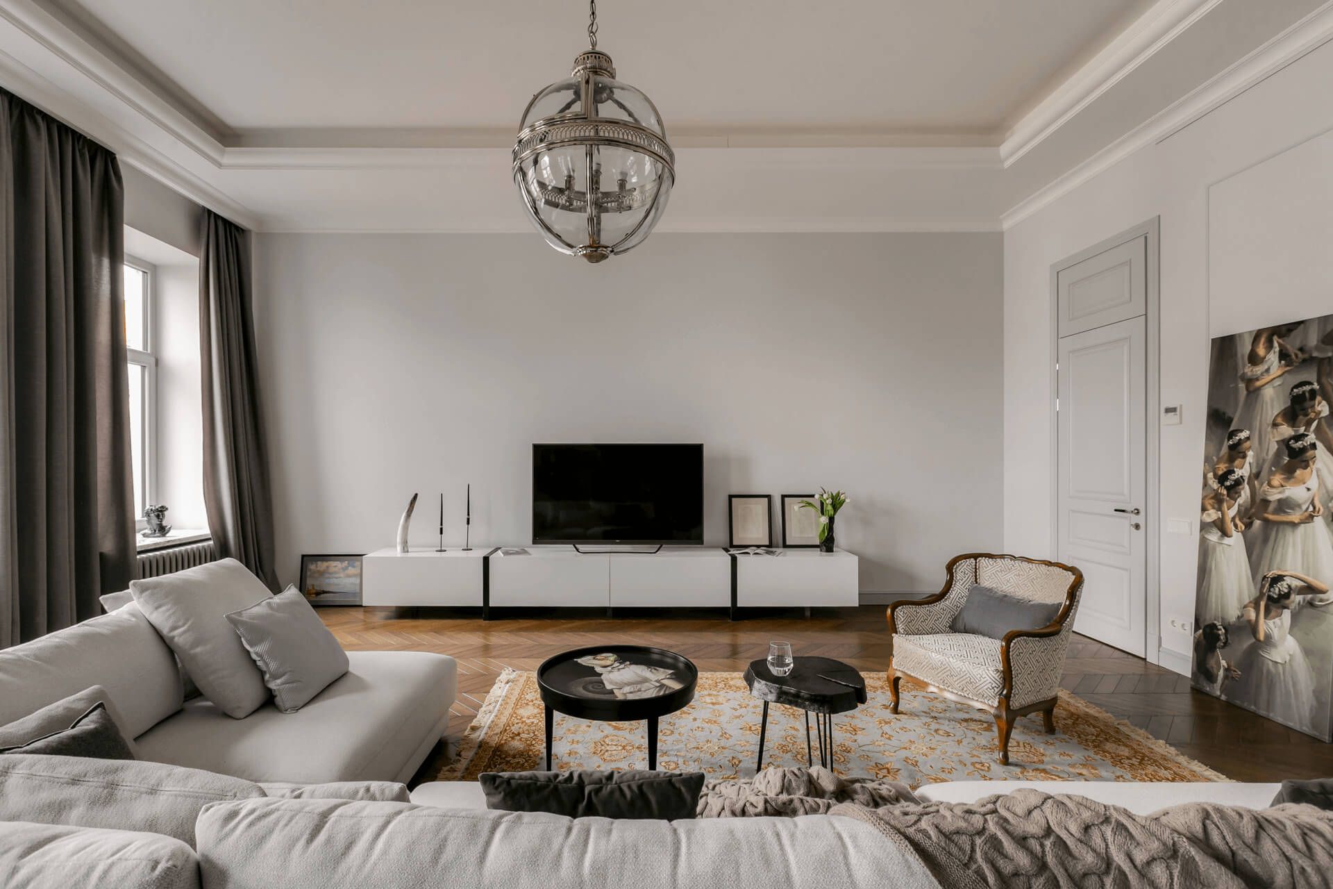 Світла вітальня в класичному стилі з дубовим паркетом — дизайн інтер'єру в Києві