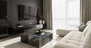 Інтер'єр вітальні з стіновими панелями зі шпону, бежевим кутовим диваном, скляним журнальним столиком