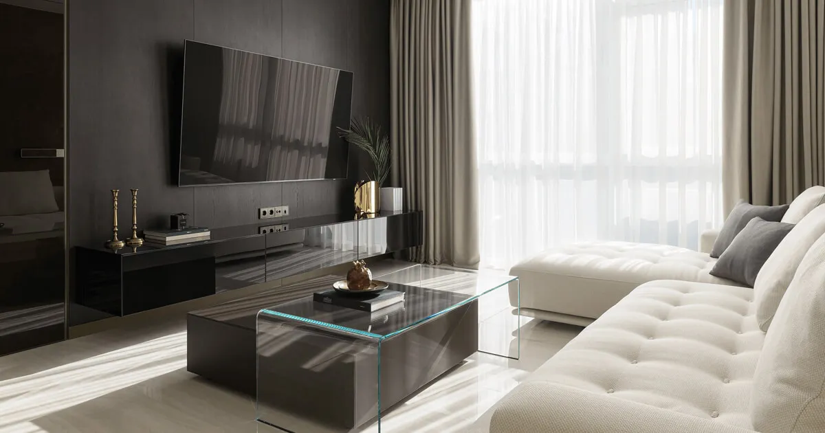 Інтер'єр вітальні з стіновими панелями зі шпону, бежевим кутовим диваном, скляним журнальним столиком