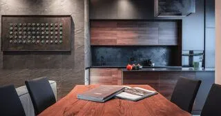 Інтер'єр кухні-вітальні в стилі лофт з акцентною стіною з кам'яного шпону, ЖК Сонячна Рів'єра