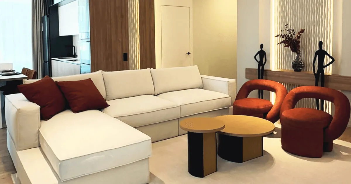 Зона відпочинку у вітальні з теракотовими кріслами, декоративною стіною та чорними фігурами, Unit.City, Київ