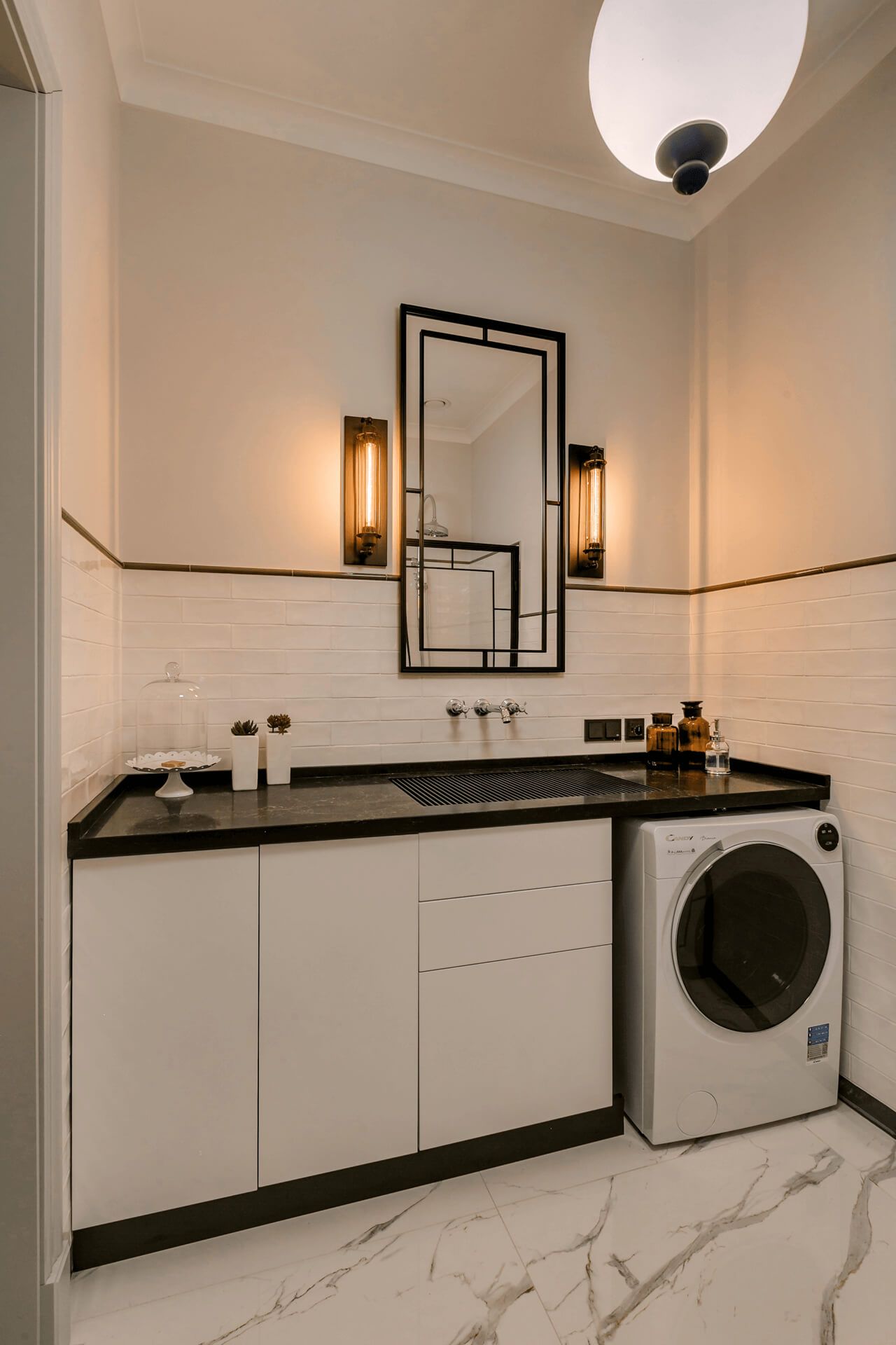 Розкішна ванна кімната з чорною столешнею та підсвічуванням — Київ, класичний дизайн