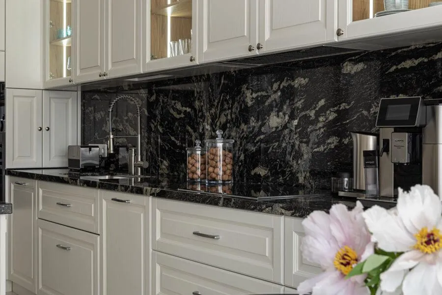 Кухонний фартух із чорного натурального каменю з білими та золотистими прожилками.