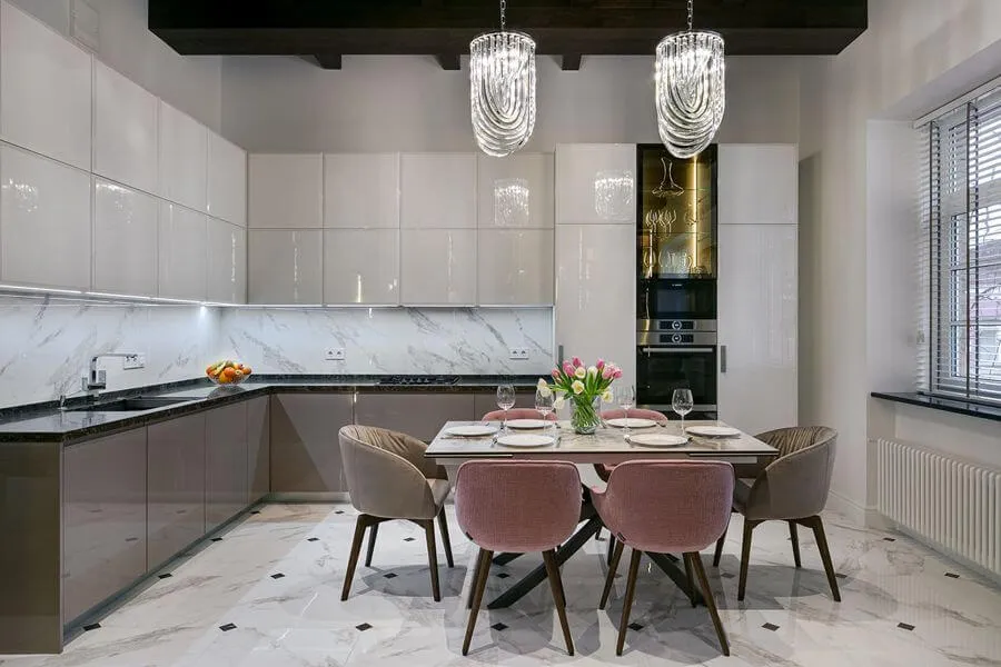 Обідній стіл на шістьох у сучасному кухонному інтер'єрі з дизайнерськими люстрами