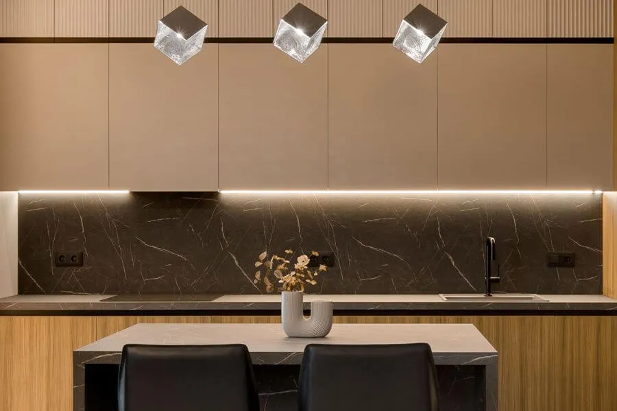 Мінімалістичний фартух з великоформатного керамограніту під камінь з прожилками