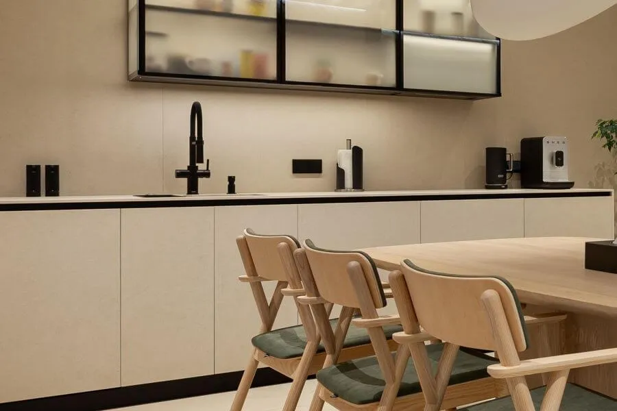 Стільниця для кухні з іспанського керамограніту пісочного кольору на мінмалістичній кухні