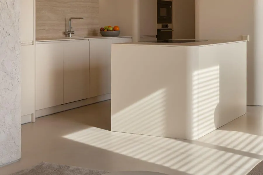 Безшовне наливне покриття підлоги в мінімалістичному кухонному інтер'єрі в ЖК Резидент (Київ)