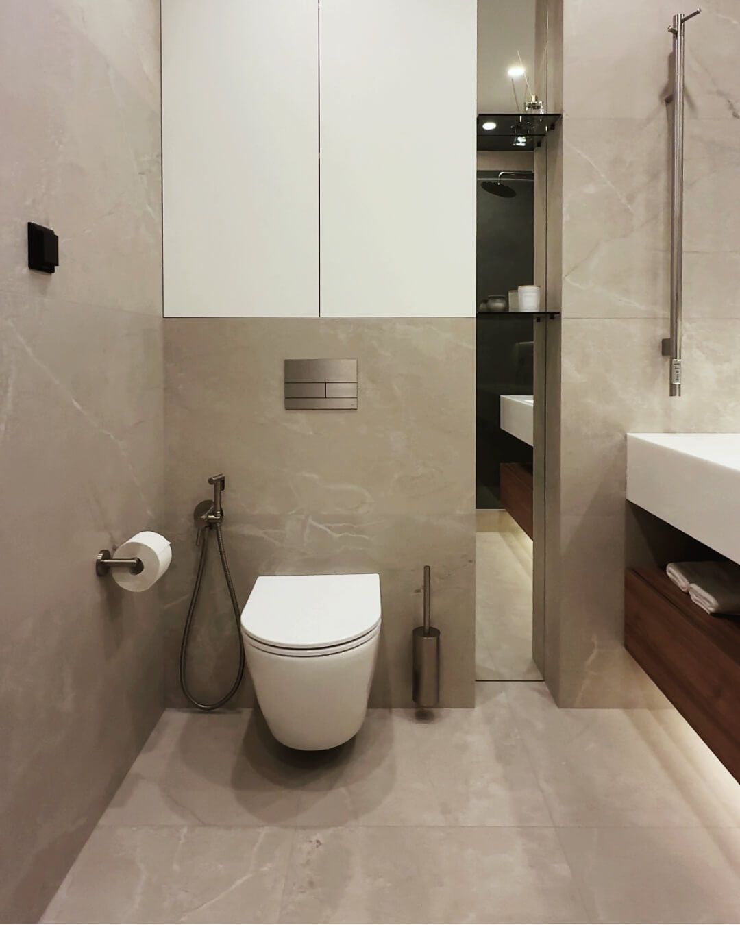 Санвузол в UnitCity з білим литим умивальником, змішувачами прихованого монтажу, душовою з скляною перегородкою