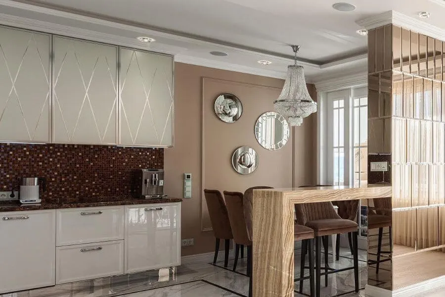 Елегантна кухня з багаторівневим освітленням і акцентом на обідній зоні з підвісною люстрою