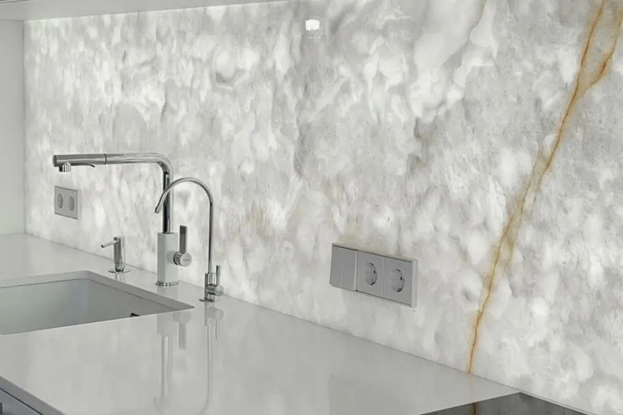 Кухонний фартух з натурального оніксу з м'яким підсвічуванням