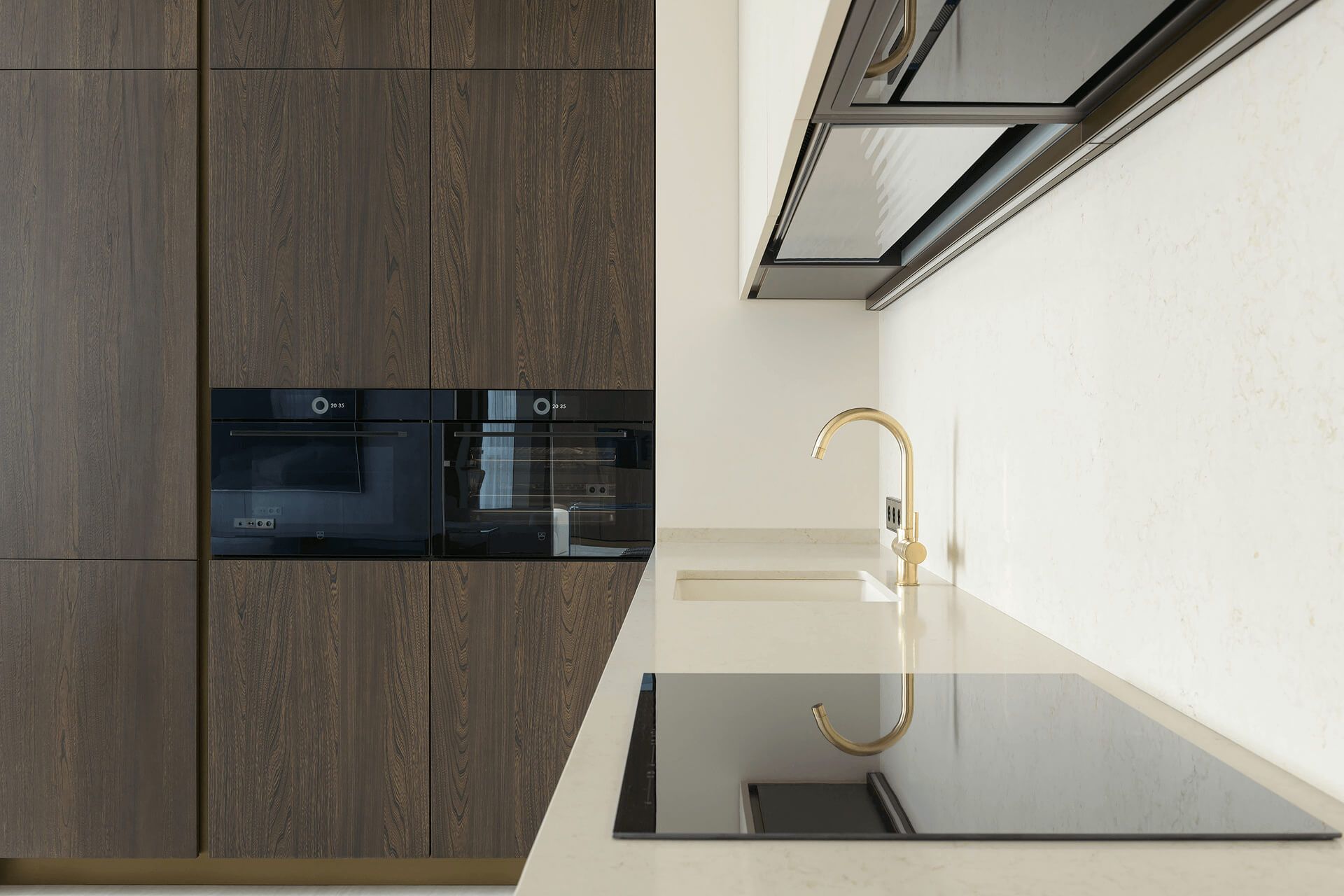 Кухня в ЖК Французький квартал зі вбудованою технікою, фасадами зі шпонованого МДФ, столешнею з литого каменю і змішувачем золотистого кольору