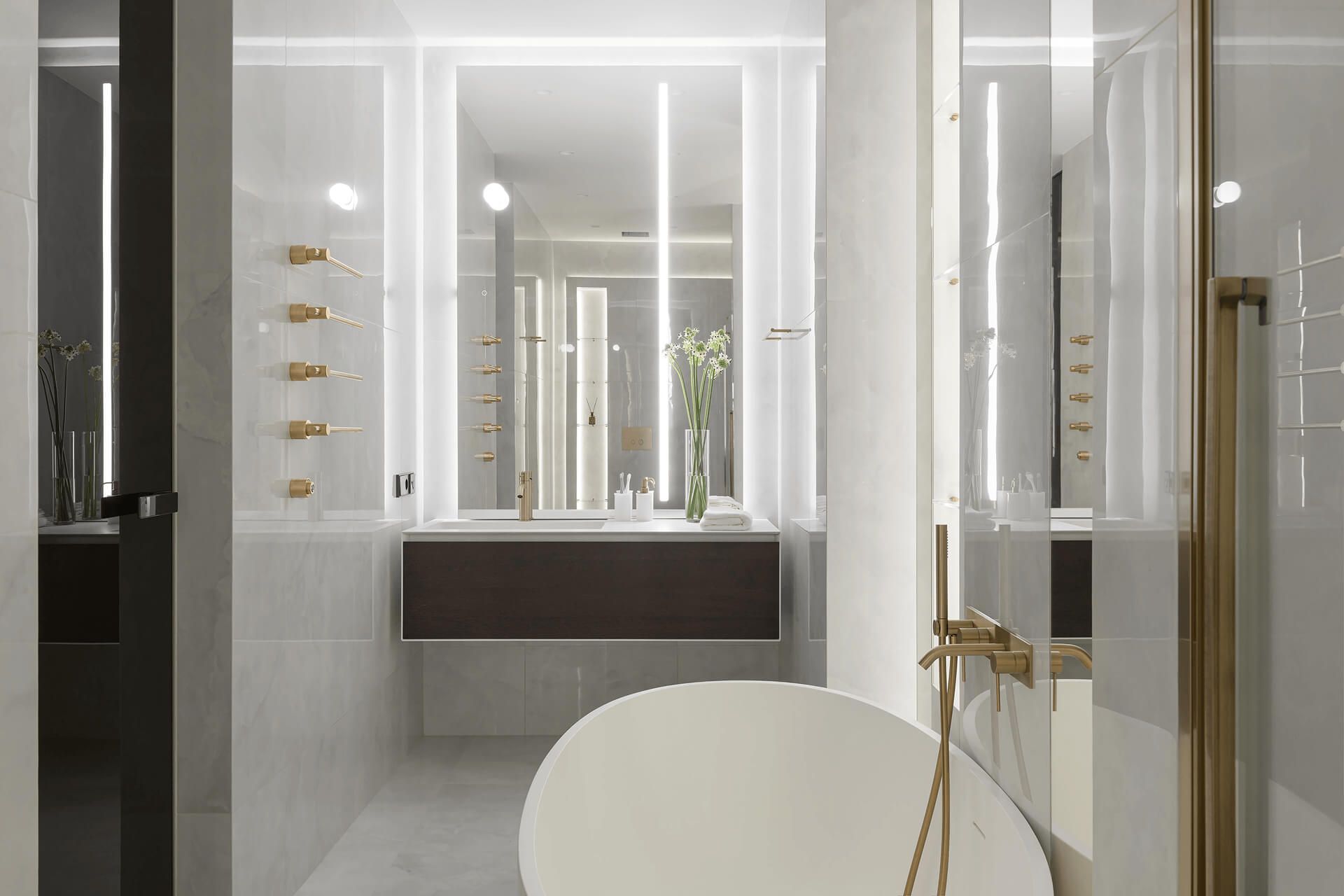 Санвузол в ЖК Французький квартал з окремостоячою ванною, навісною тумбою під увивальником, сантехнікою і аксесуарами золотистого кольору