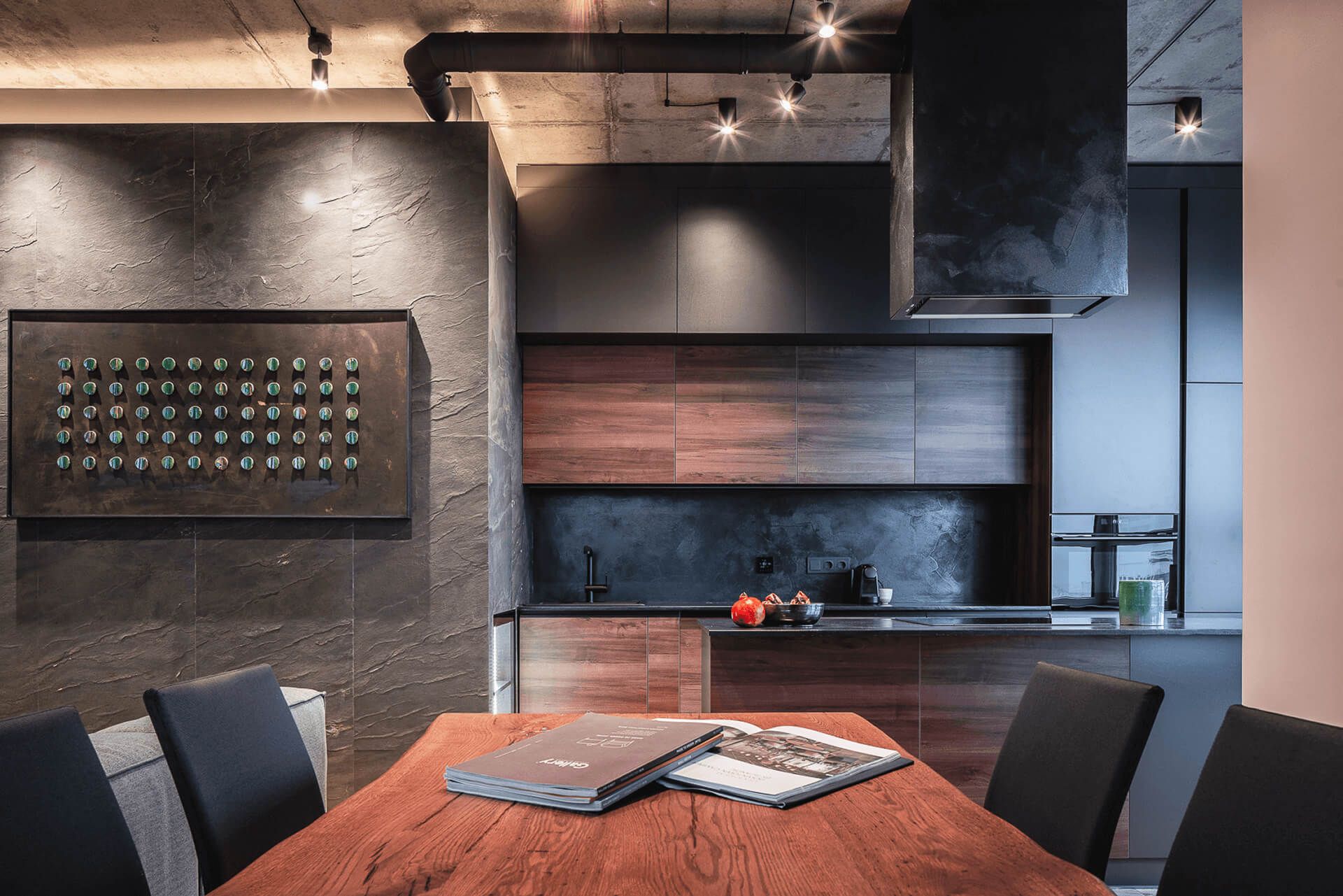 Обідня зона з масивним столом у квартирі-лофт, з кам'яним шпоном на стіні та чорними акцентами, ЖК Сонячна Рів'єра