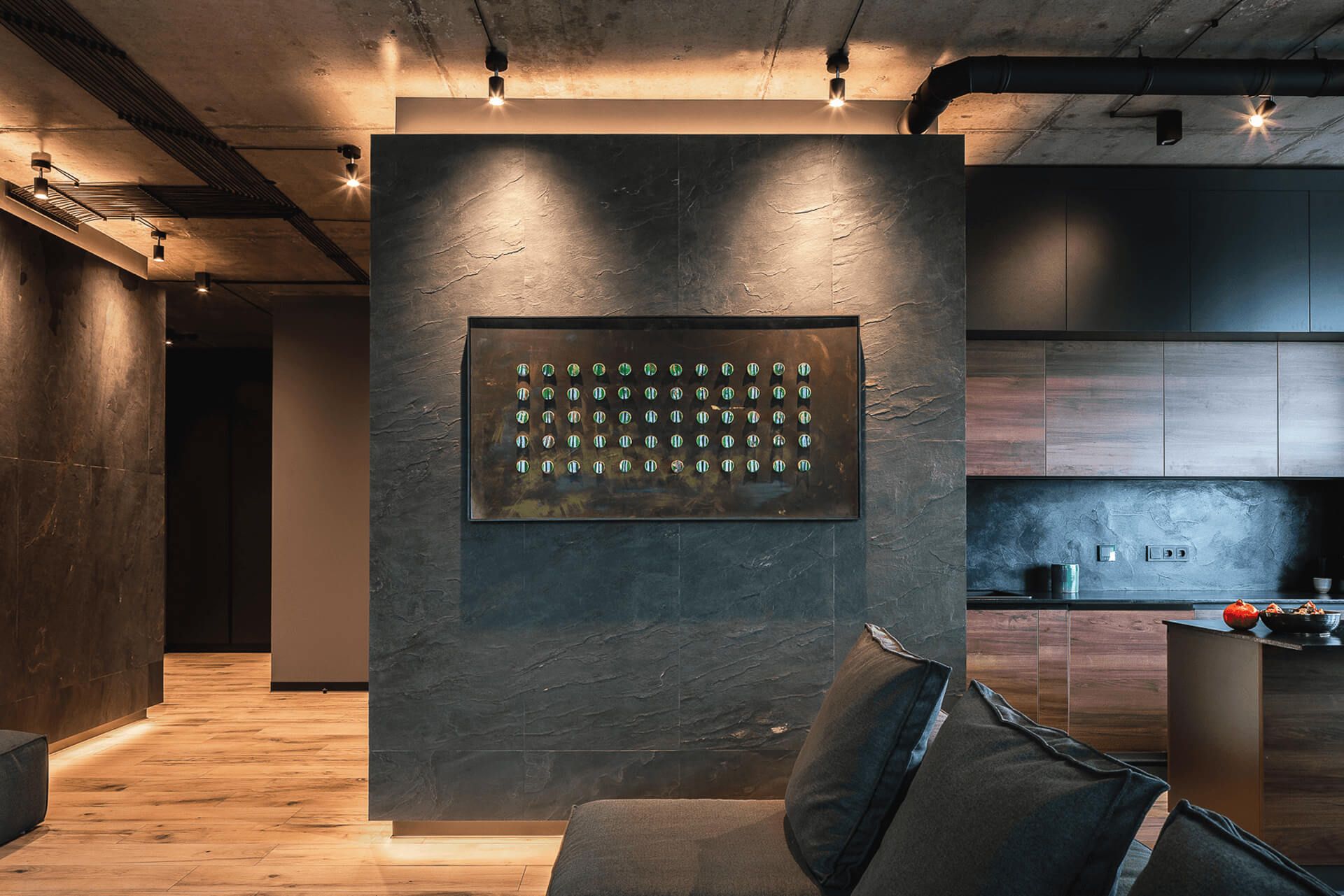 Фактурна стіна з підсвіткою та арт-об'єктом у квартирі ЖК Сонячна Рів'єра на Лівобережній