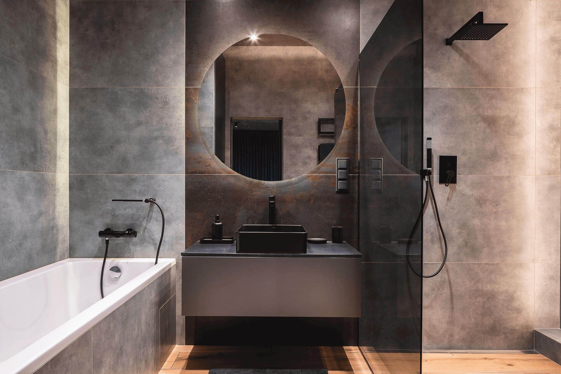 Дизайнерське рішення для ванної в стилі лофт з інтегрованим освітленням та скляною перегородкою