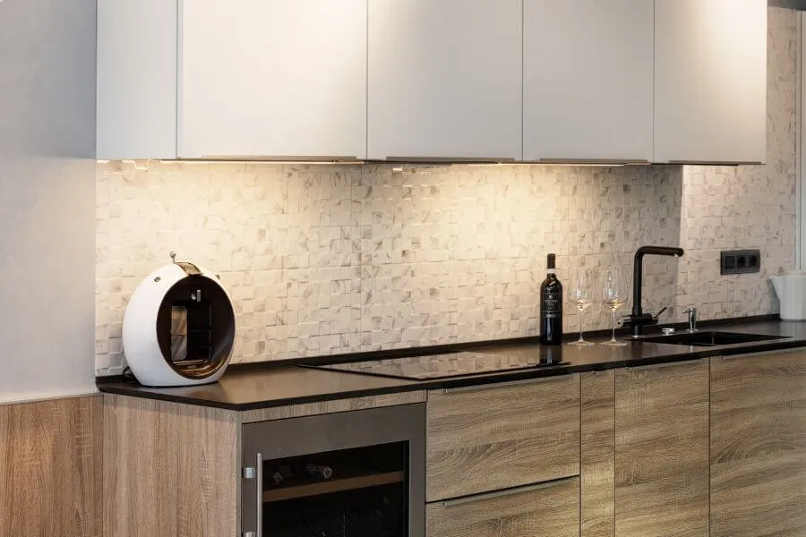 Кухонний фартух з плитки середнього формату з піксельним малюнком