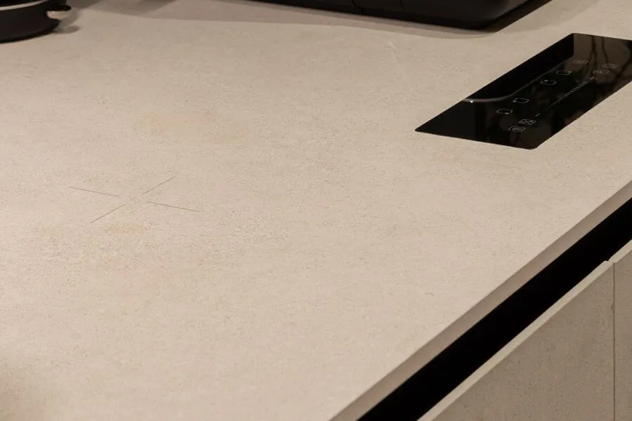 Стільниця зі спеціального керамограніту з інтегрованою індукційною панеллю та лазерною відміткою центру комфорки