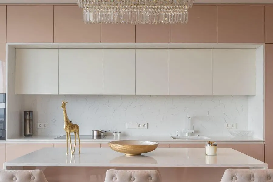 Ергономічна кухня з робочою поверхнею та фартухом із білого кварцового каменю з прожилками