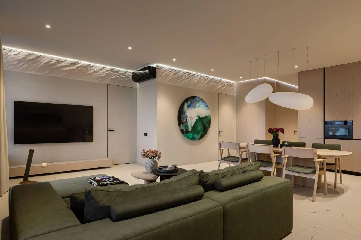 Абстрактна кругла картина яка нагадує планету Земля підсилює природну тему інтер’єру