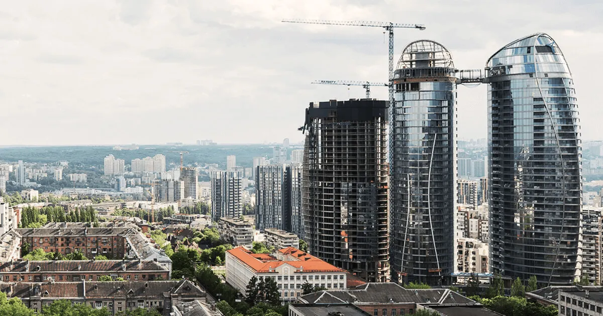 Вид на будівництво Тар'ян Тауер у Києві