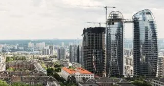 Вид на будівництво Тар'ян Тауер у Києві