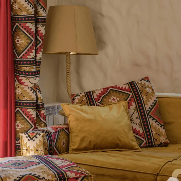 Декоротивні подушки на дивані і штори з украхнським ромбовидним орнаментом