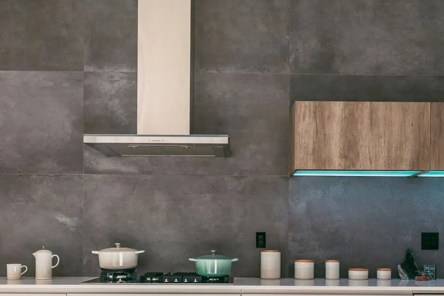 Настінна витяжка на фоні темно-сірого великоформатного керамограніту