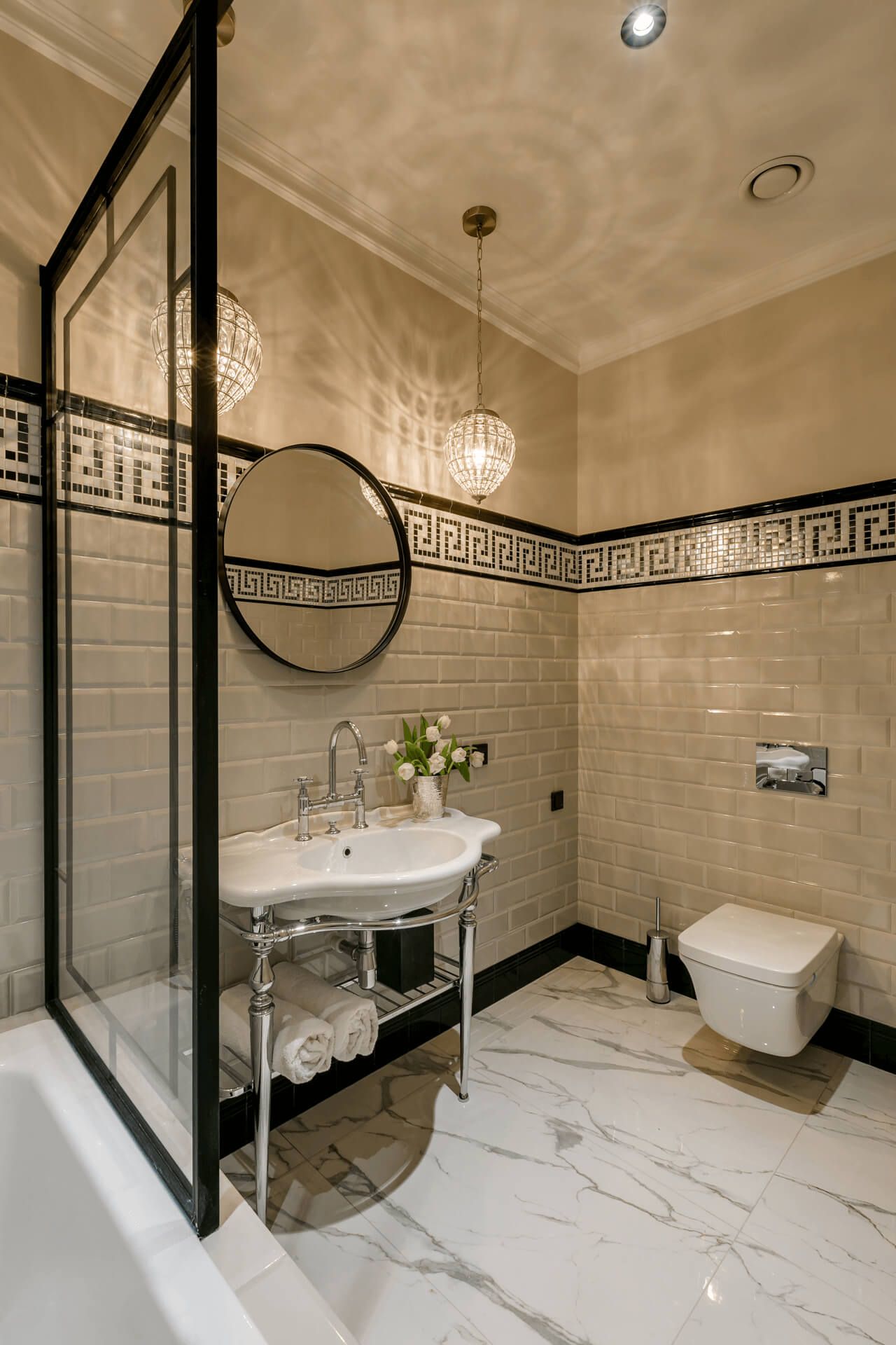 Біла ванна кімната з грецьким орнаментом — дизайн інтер'єру, Київ