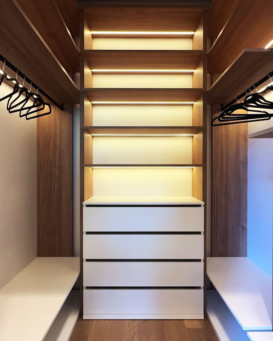 Гардеробна кімната біля спальні з нішами для довгих речей і шухлядами, освітлення LED стірчками, меблі зі шпонованого MDF