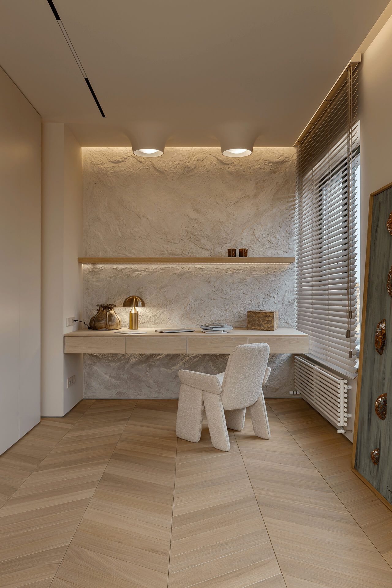 Зона роботи та навчання; підвісна стільниця з шухлядами в один ряд, м'яке крісло; два світильника на стелі, настільна лампа